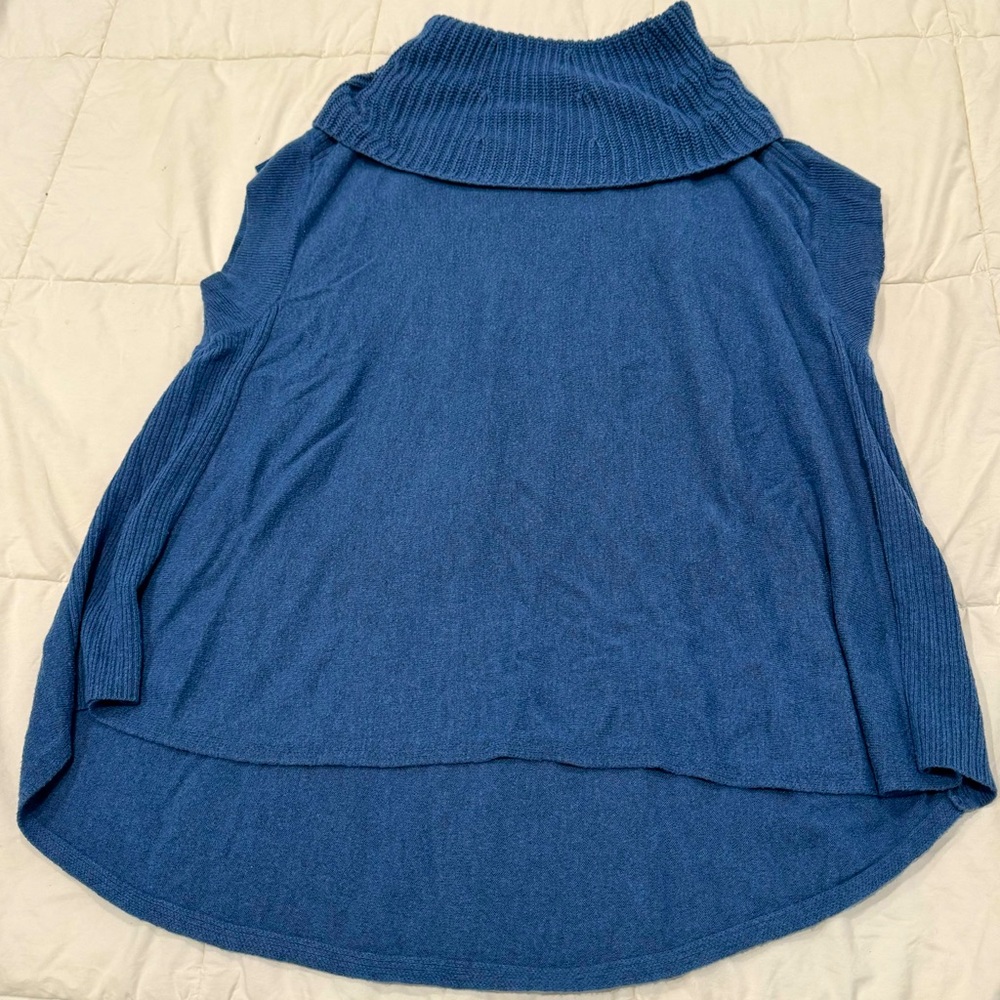 Knitted cowl neck athletic top with capped sleeves